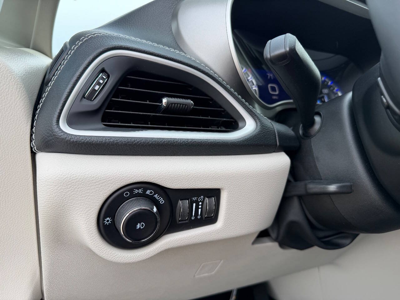 Used 2023 Chrysler Pacifica Touring-L AWD/4WD image 8
