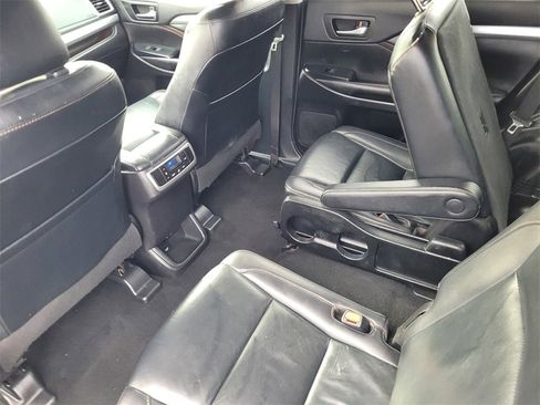 Used 2019 Toyota Highlander XLE image 12