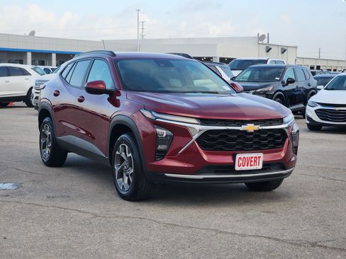 Used 2025 Chevrolet Trax LT FWD image 3