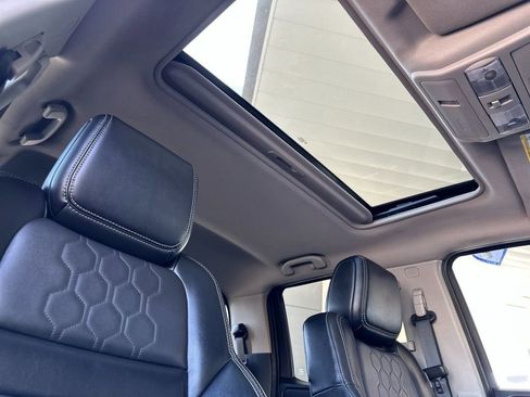 Used 2022 Nissan Frontier SV w/ SV Premium Package RWD image 15