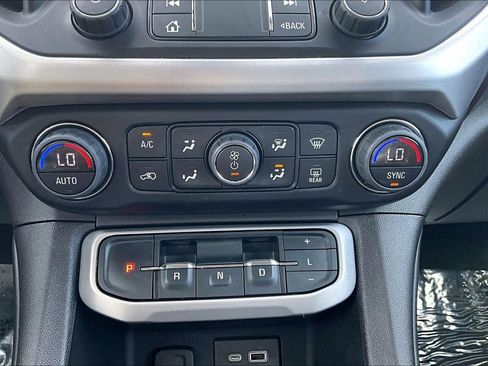 Used 2023 GMC Acadia SLE FWD image 31