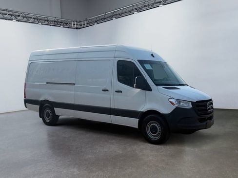 Used 2024 Mercedes-Benz Sprinter 2500 image 3