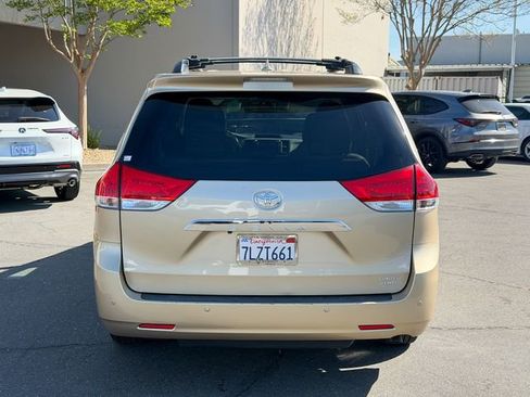 Used 2014 Toyota Sienna Limited w/ Limited Premium Package image 9