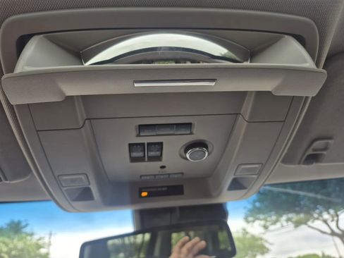 Used 2018 Chevrolet Suburban Premier image 36