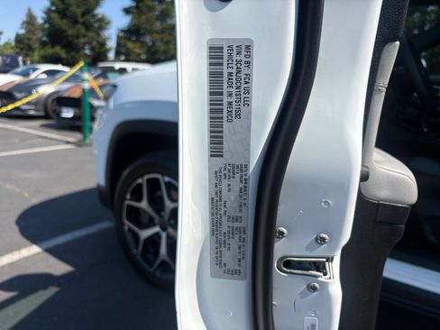 Used 2025 Jeep Compass Limited AWD/4WD image 30