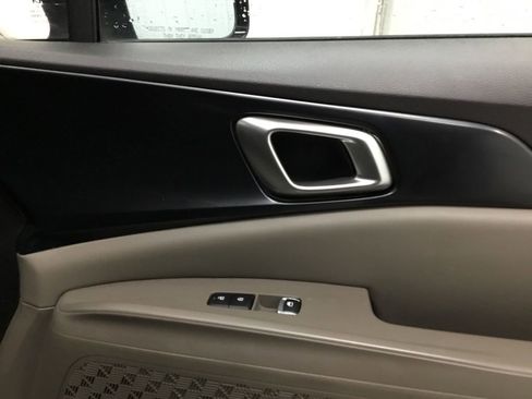 Used 2025 Kia Carnival FWD image 21