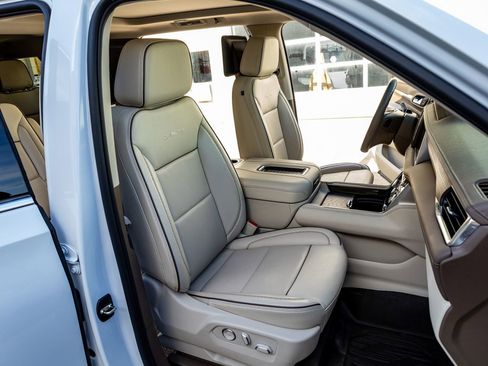 Used 2024 GMC Yukon XL Denali w/ Advanced Technology Package image 30