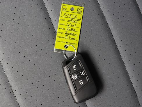 Used 2025 Volkswagen Jetta SE FWD image 61