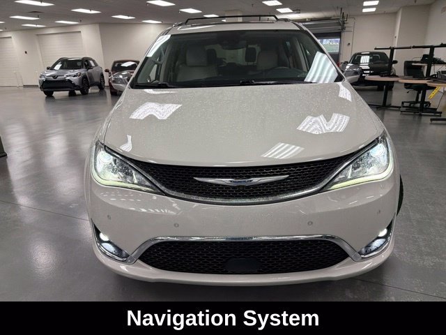 Used 2020 Chrysler Pacifica Limited w/ Tire & Wheel Group FWD image 2