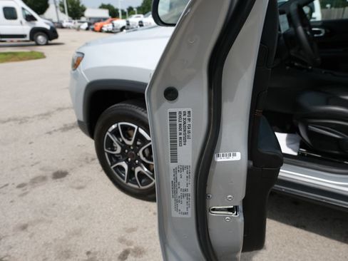 Used 2025 Jeep Compass Trailhawk AWD/4WD image 35