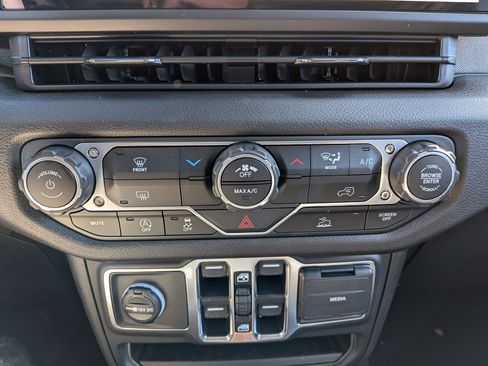 New 2025 Jeep Gladiator Sport image 16