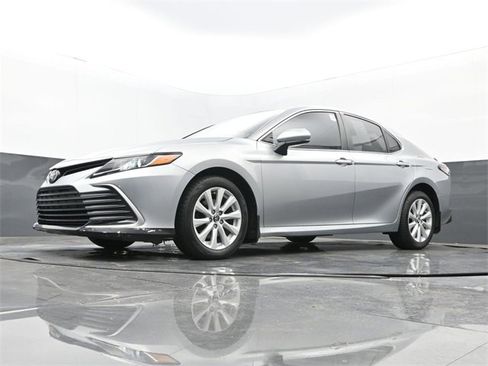 Used 2021 Toyota Camry LE image 29