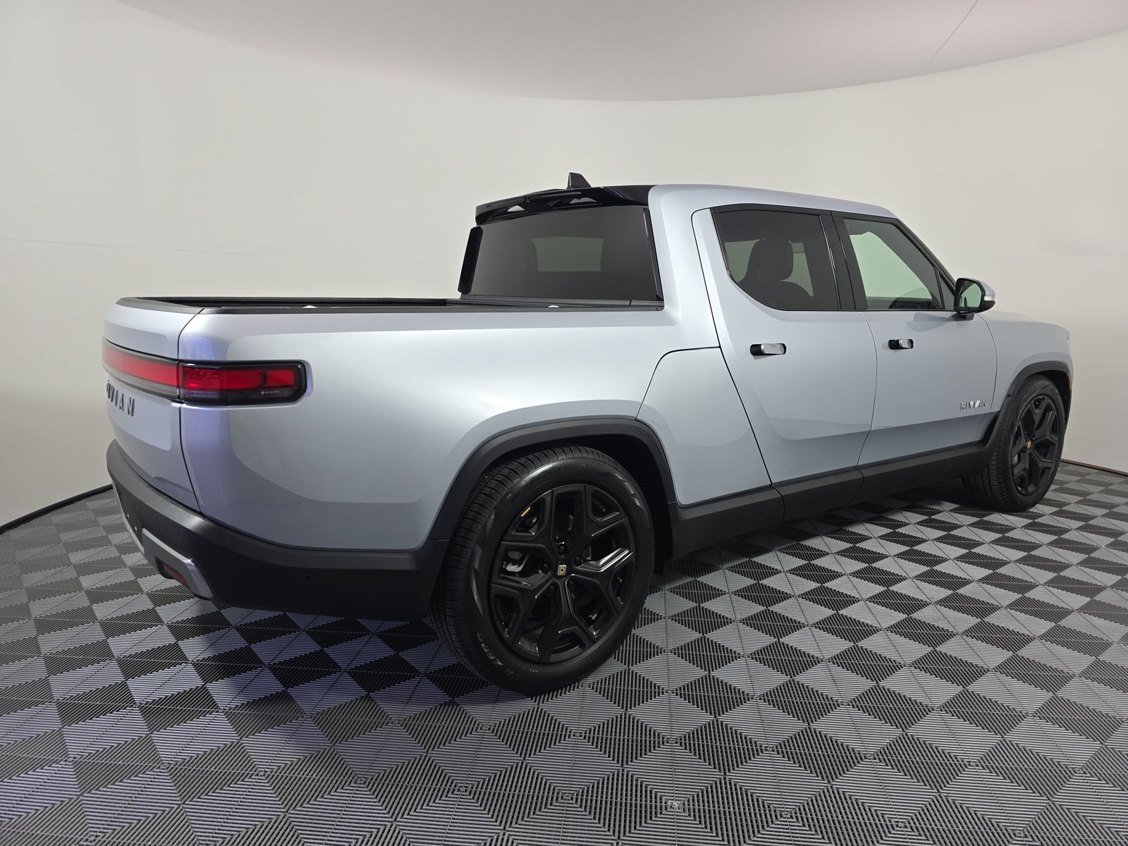 Used 2023 Rivian R1T Adventure Dual AWD/4WD image 5