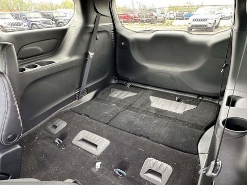 Used 2023 Chrysler Pacifica Touring-L w/ S Appearance Package FWD image 11