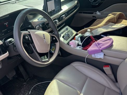 Used 2023 Lincoln Aviator AWD w/ Premium Package image 6