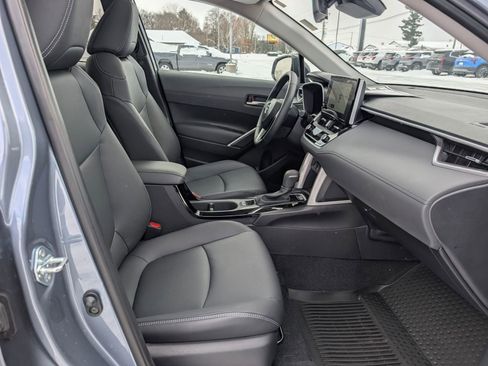 Used 2025 Toyota Corolla Cross XLE image 30