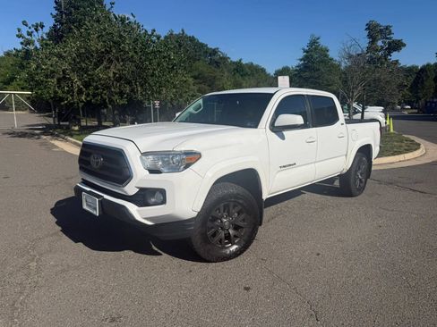Used 2020 Toyota Tacoma SR5 AWD/4WD image 2