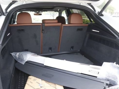 Used 2024 Audi Q8 Premium image 5