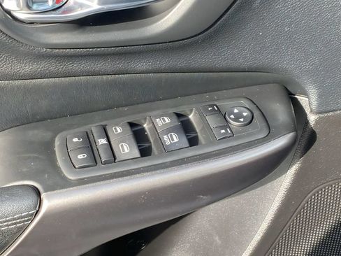 Used 2020 Jeep Cherokee Latitude Plus w/ Comfort/Convenience Group FWD image 19