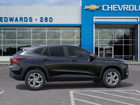 New 2026 Chevrolet Trax LS w/ LS Convenience Package FWD image 5
