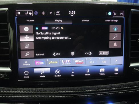 Used 2024 Chrysler Pacifica Limited FWD image 17