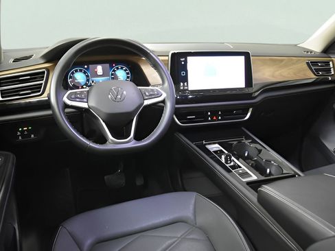 Used 2024 Volkswagen Atlas SE image 30