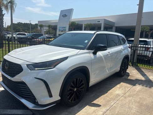 Used 2023 Toyota Highlander XSE FWD image 2