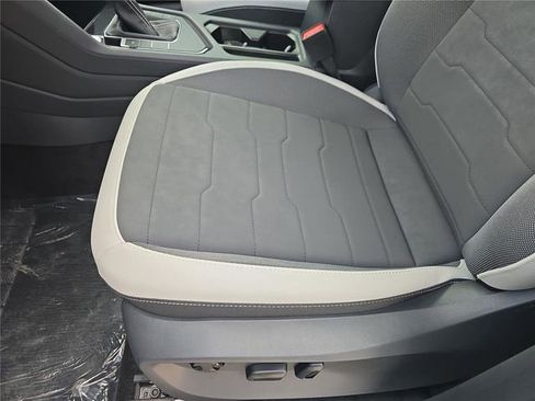 New 2026 Volkswagen Taos SE FWD image 14
