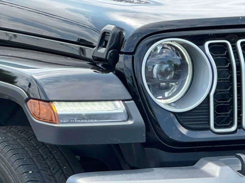 Used 2025 Jeep Wrangler Unlimited Sahara AWD/4WD image 8