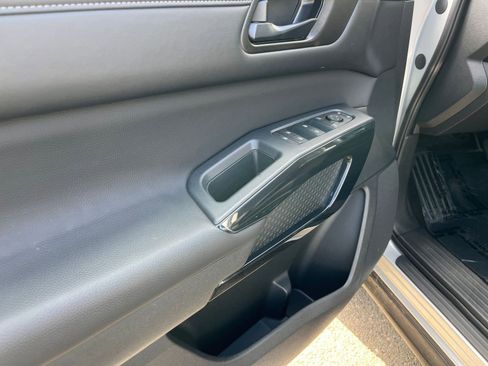 Used 2025 Nissan Pathfinder SV FWD image 18
