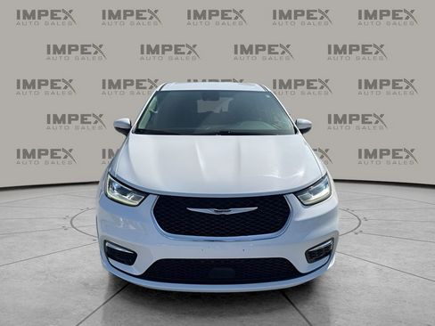 Used 2023 Chrysler Pacifica Touring-L FWD image 8