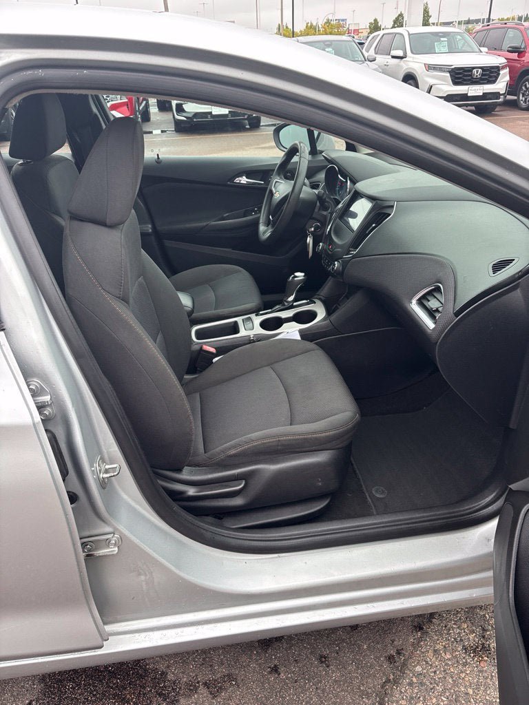 Used 2017 Chevrolet Cruze LS FWD image 29