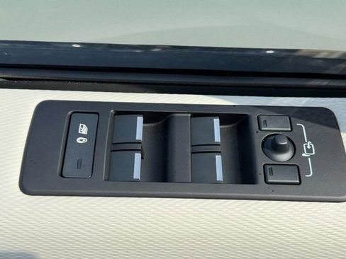 Used 2025 Land Rover Discovery Dynamic SE AWD/4WD image 24