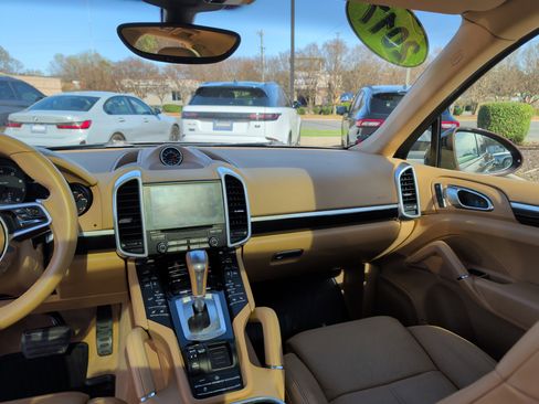 Used 2017 Porsche Cayenne Platinum Edition image 10