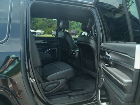 Used 2024 Jeep Wagoneer L Series II w/ Convenience Group I AWD/4WD image 23