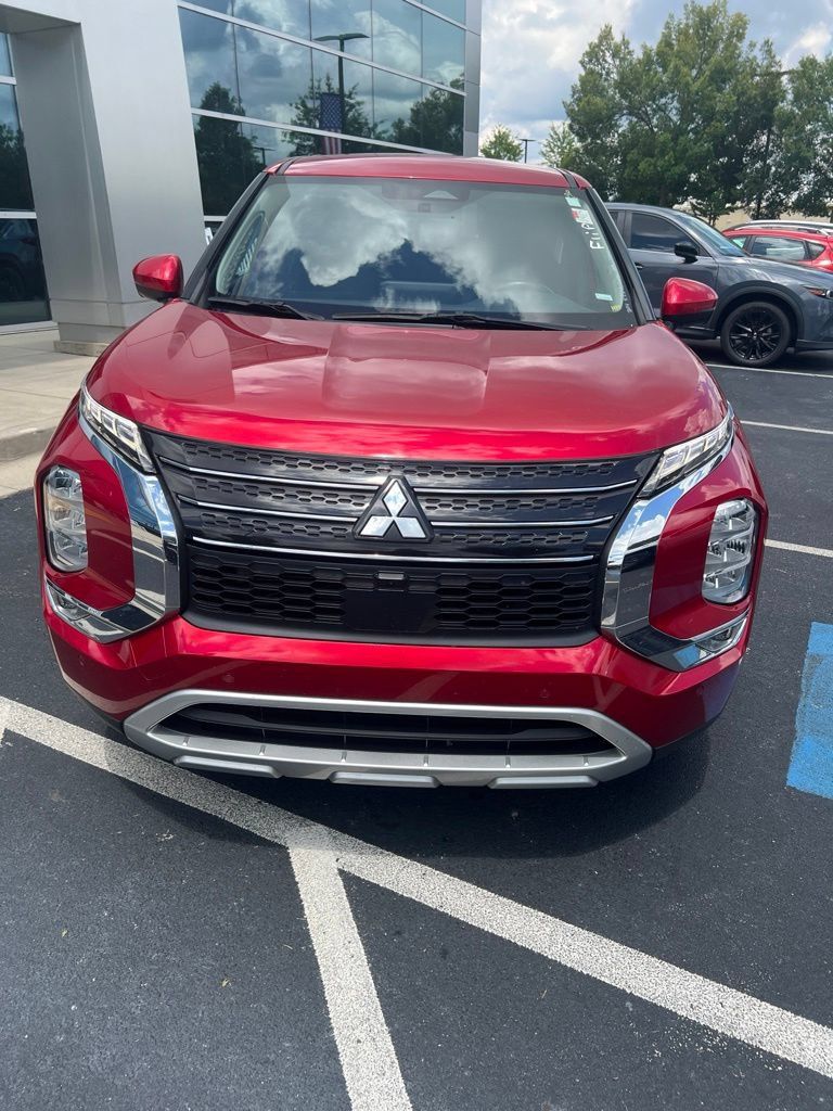Used 2024 Mitsubishi Outlander FWD image 3