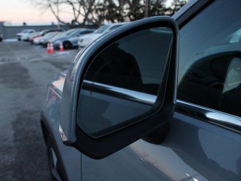 Used 2025 Volvo XC40 B5 Plus image 6