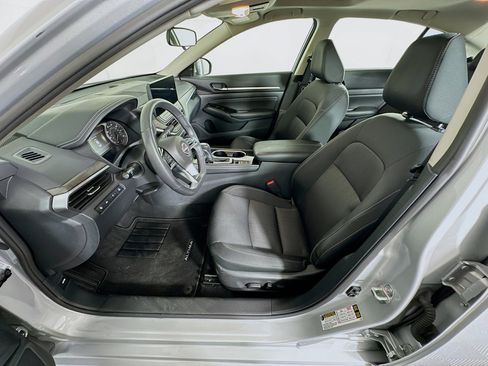 Used 2023 Nissan Altima 2.5 SV w/ SV Premium Package image 13