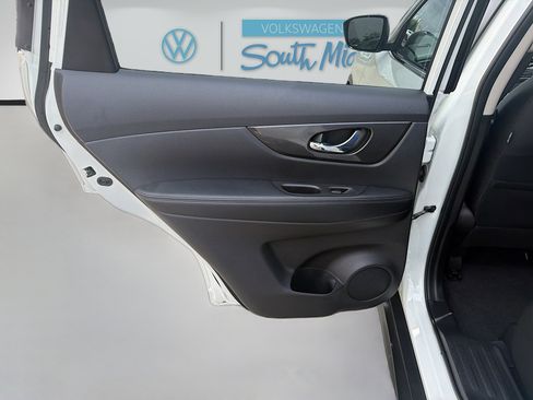 Used 2020 Nissan Rogue SV image 25