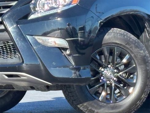 Used 2019 Lexus GX 460 image 2