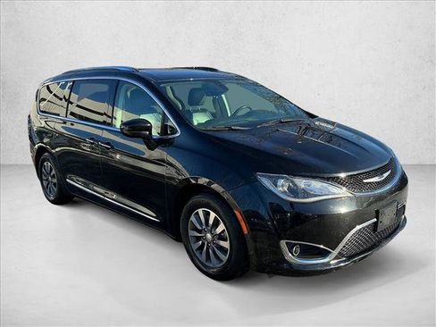 Used 2019 Chrysler Pacifica Touring-L Plus image 3