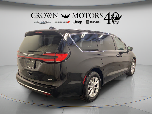 Used 2025 Chrysler Pacifica Select w/ Uconnect Theater Family Group AWD/4WD image 5