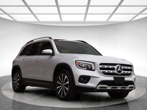 Used 2023 Mercedes-Benz GLB 250 4MATIC w/ Premium Package image 3