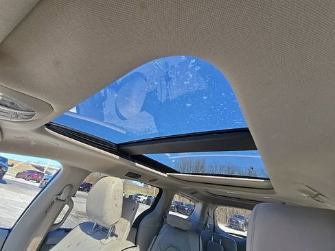 Used 2021 Chrysler Pacifica Limited w/ Uconnect Theater Family Group image 25