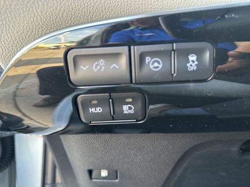 Used 2022 Toyota Prius Limited w/ Premium Convenience Package image 7