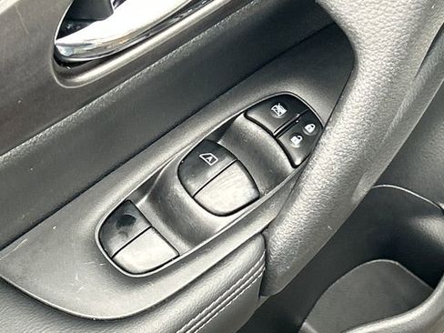 Used 2016 Nissan Rogue S image 12