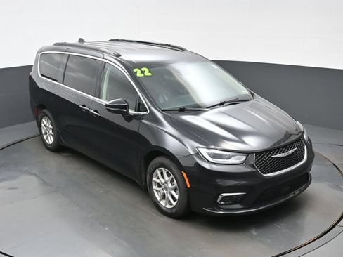 Used 2022 Chrysler Pacifica Touring-L FWD image 37