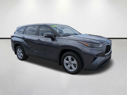 Used 2024 Toyota Highlander LE AWD/4WD image 1