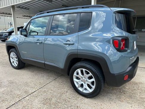 Used 2018 Jeep Renegade Latitude w/ Cold Weather Group image 5