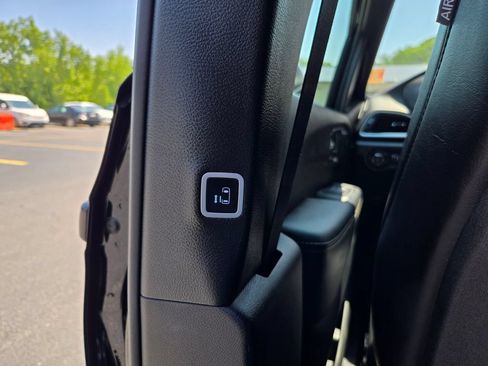 Used 2025 Chrysler Pacifica Select FWD image 37